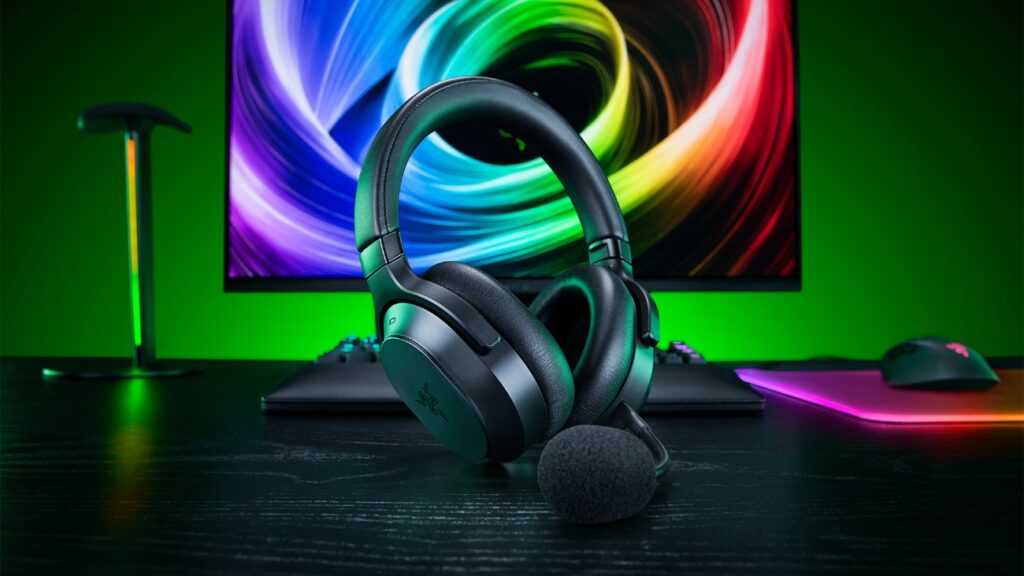 Headset sem fio Razer Barracuda V2 Pro com microfone boom sobre a mesa de um setup gamer